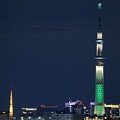 夜のスカイツリーと東京タワー