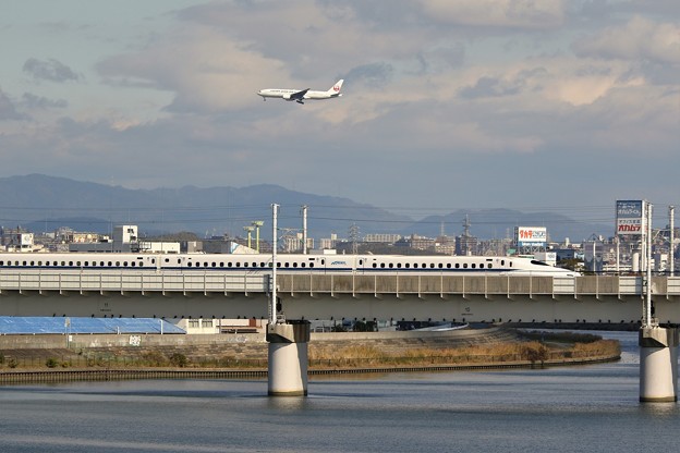Photos: 飛行機と新幹線