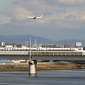 Photos: 飛行機と新幹線