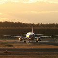 Photos: A320 APJ 夕陽に照らされて