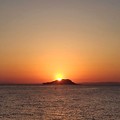 Photos: 冠島越しに昇る太陽