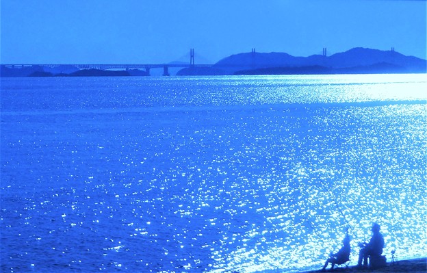 秋の瀬戸大橋と釣り人たち＠玉野・渋川海岸