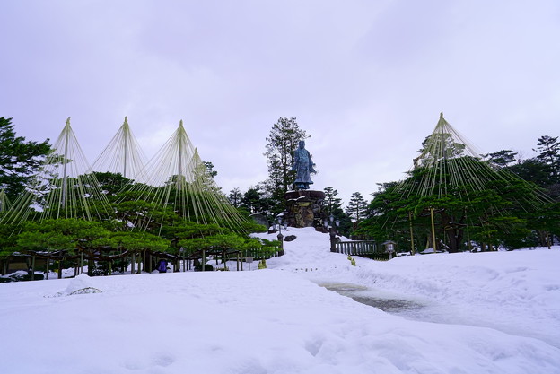 日本武尊の像とお花松(両横）