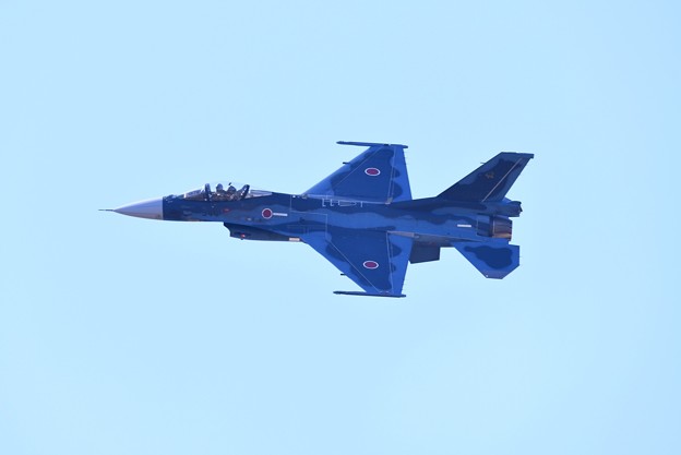 逆光の芦屋基地内 築城の第8飛行隊F-2機動飛行(1) 20180218