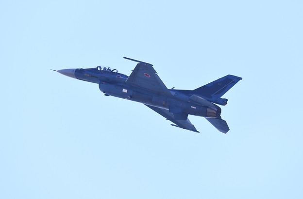 逆光の芦屋基地内 築城の第8飛行隊F-2機動飛行(3) 20180218
